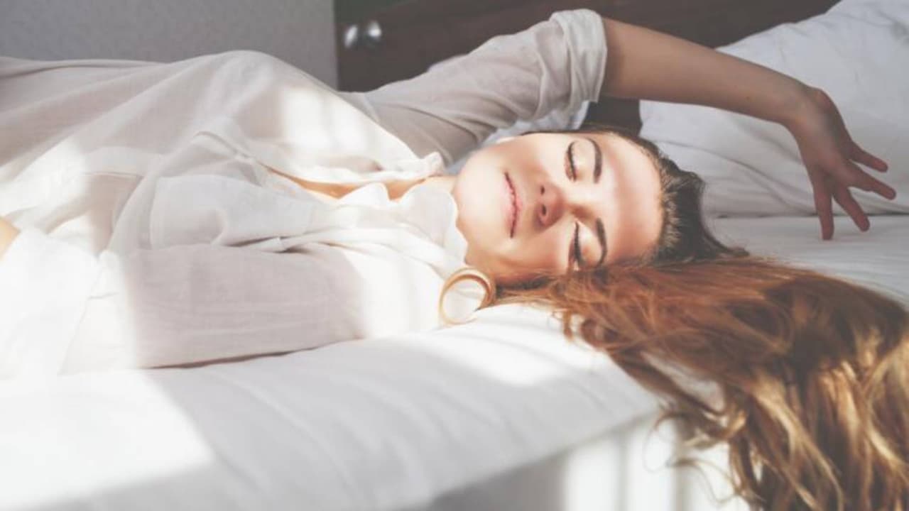 Una vez que te hayas adaptado al horario de verano, intenta 
<b>mantener una rutina diaria </b>para dormir y despertarte para mejorar el sueño y la salud.