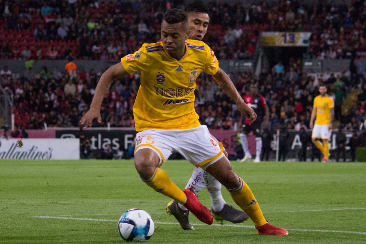 Al principio del partido el equipo visitante logró asumir el control del esférico pero no se aproximó con peligro al área rival.