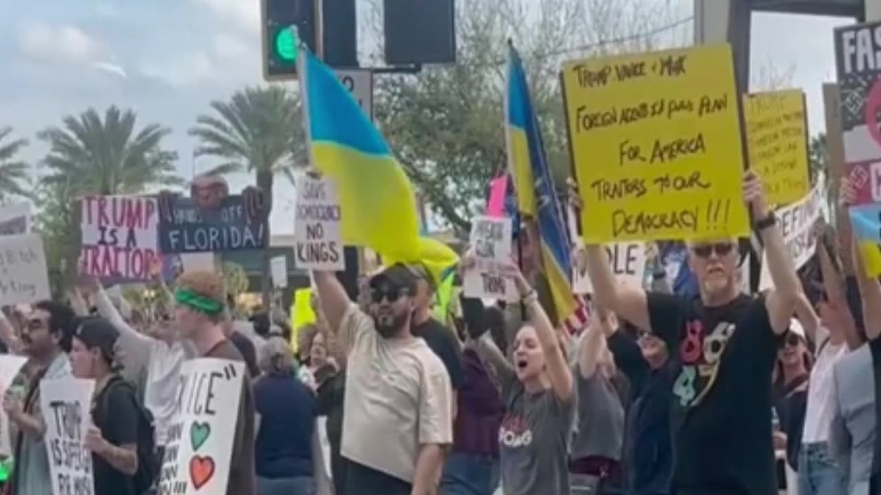 Activistas protestan en Orlando contra deportaciones y despidos de trabajadores federales