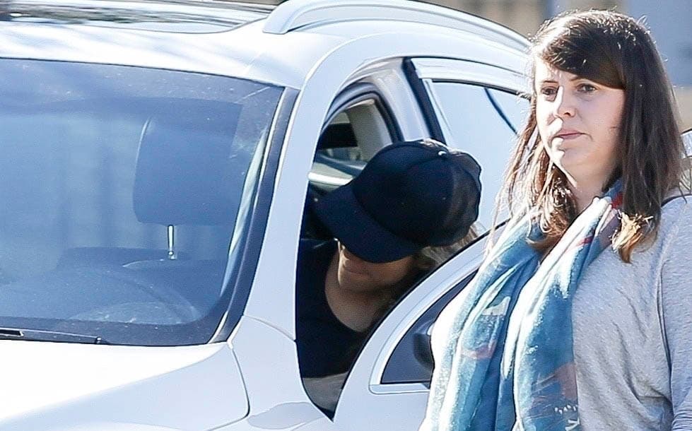 La situación tendría bastante molestos a los vecinos de la cantautora y su compañero, el futbolista Gerard Piqué, en la exclusiva urbanización de Ciudad Diagonal, en San Justo Desvern.