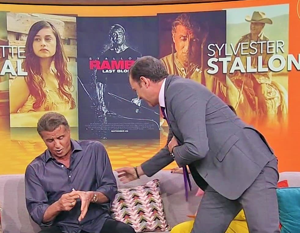 Al tocar el bícep del conductor mexicano fingió romperse un dedo, con ello nos mostró su lado ingenioso y gracioso que también es apreciado por su público.