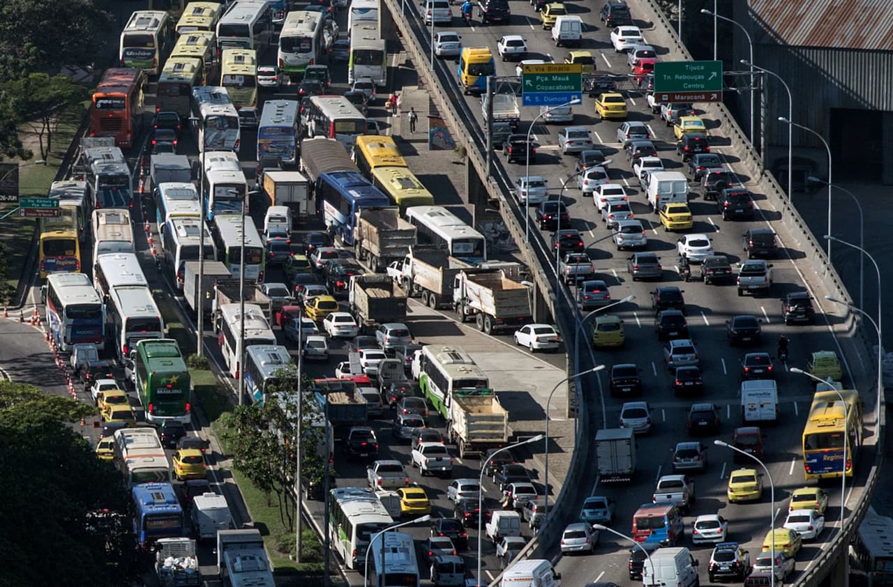 <b>7. Rio de Janeiro.</b>
<br>
<br>Según el ‘Índice de Tráfico Tom Tom’, los residentes de 
<b>la capital de la carnaval brasilero</b> malgastan en promedio un 
<b>47% de tiempo extra </b>atrapados en el tráfico, exactamente el mismo promedio alcanzado en 2015. Ese promedio sube al 63% en las horas pico de la mañana y al 81% en las horas pico de la noche. 
<br>
<br>Según Tom Tom los habitantes de Rio de Janeiro pierden en promedio 43 minutos extra al día y 164 horas extra al año a bordo de vehículos de transporte automotor.