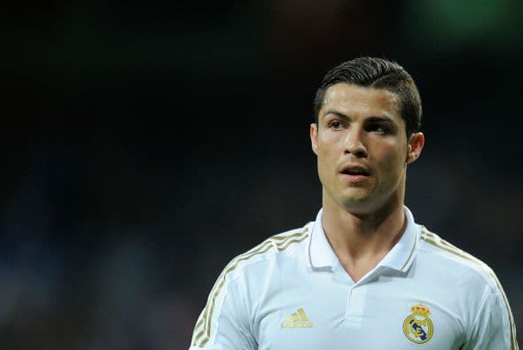CRISTIANO RONALDO- El atacante del Real Madrid recibió como paga anual un promedio de 29.2 millones de euros (38.6 millones de dólares).
