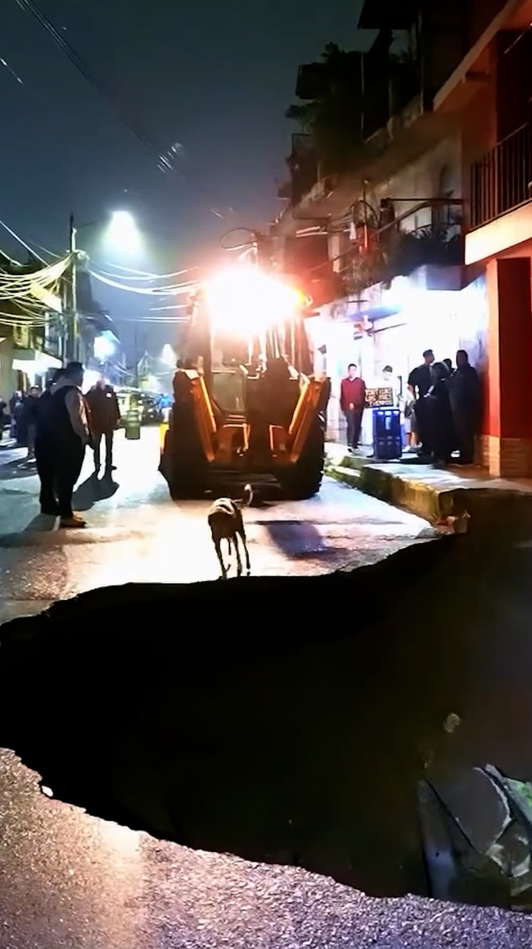 Alcalde en Guatemala desciende a un socavón para rescatar a un perro y ponerlo a salvo