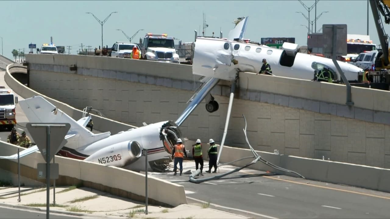 Identifican a víctima fatal del avión partido en dos en Laredo; testigo relata el rescate de 5 sobrevivientes