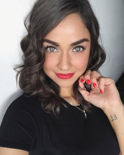 Claudia confesó que hubo ocasiones en que tuvieron que repetir las bofetadas para que se vieran bien en pantalla: "La primera cachetada 
<b>la tuvimos que hacer como cinco veces recuerdo</b> y yo decía: no me arde, no me duele, y mientras no se vea en cámara que ya estaba roja mi cara yo puestísima en repetir".