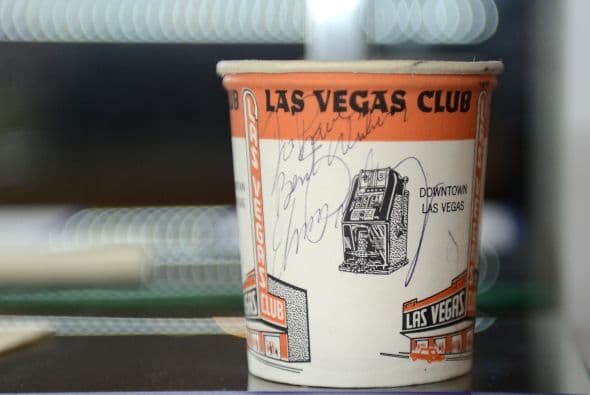 "Para Paul, mis mejores deseos Elvis Presley", decía este vaso autografiado por el Rey del Rock and Roll y por el cual se pidió entre $600 y $800.