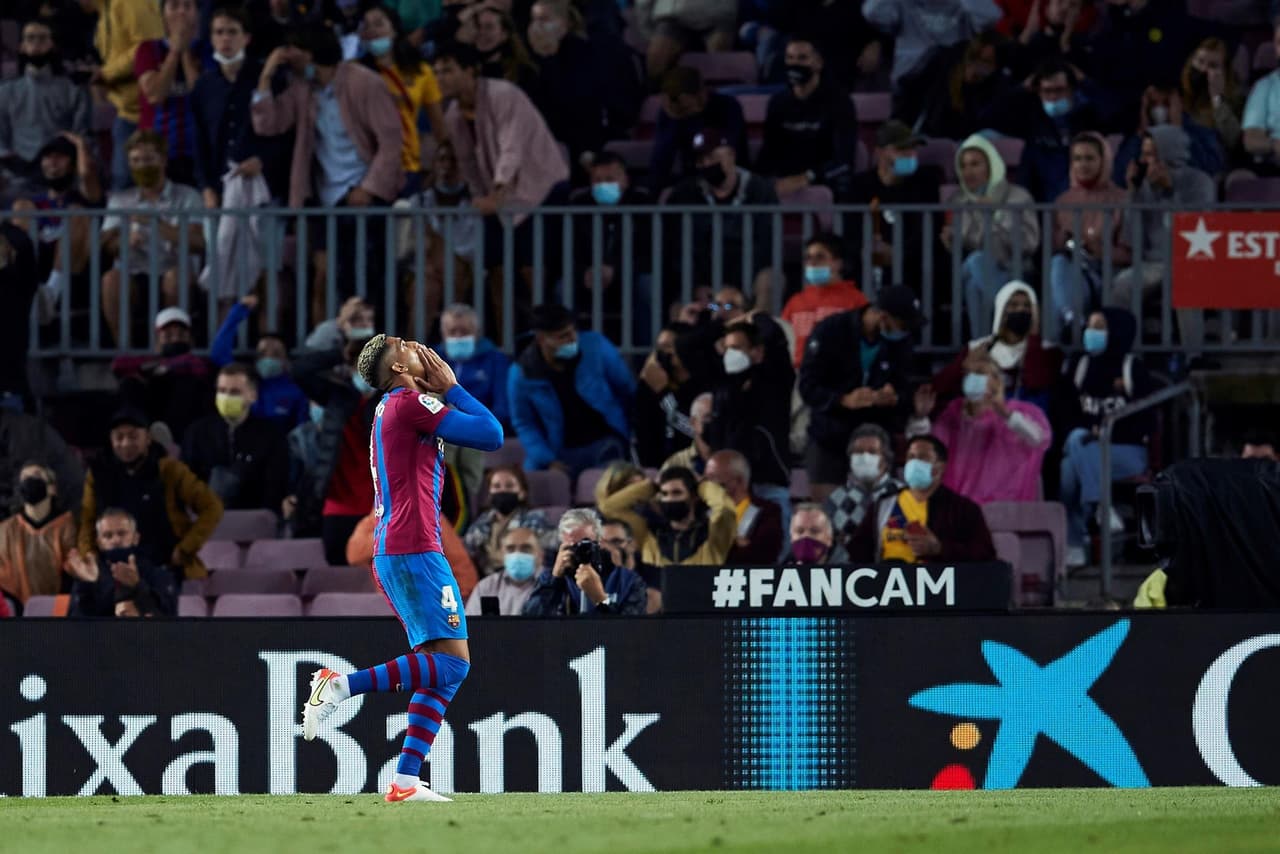 El Barcelona de Koeman perdía por temprana anotación del Granada por parte de Domingos Duarte al minuto 2’. Durante el partido agónico, la escuadra culé logró salvar el empate hasta los 90 minutos gracias al gol de Ronald Araújo, dejando el marcador 1-1 en la J5 de La Liga.