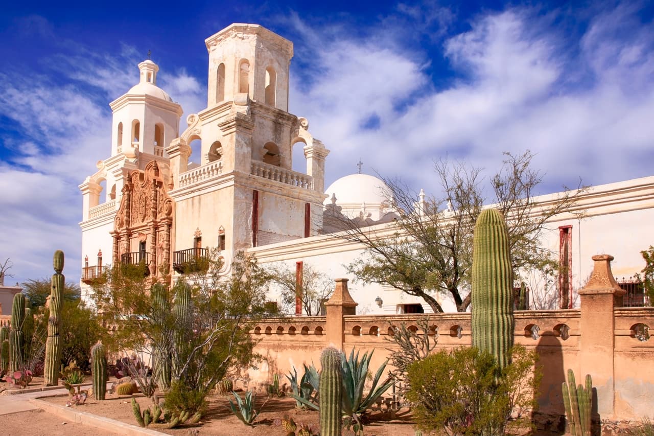 <b>Misión San Xavier del Bac, Tucson.</b> Esta iglesia de Arizona es conocida como ‘la paloma blanca del desierto’. El ornamentado exterior encalado de la iglesia es ampliamente apreciado y considerado uno de los mejores ejemplos de la arquitectura colonial española en los Estados Unidos, mientras que su condición de lugar de peregrinaje atrae a miles de devotos católicos cada año.
<br>