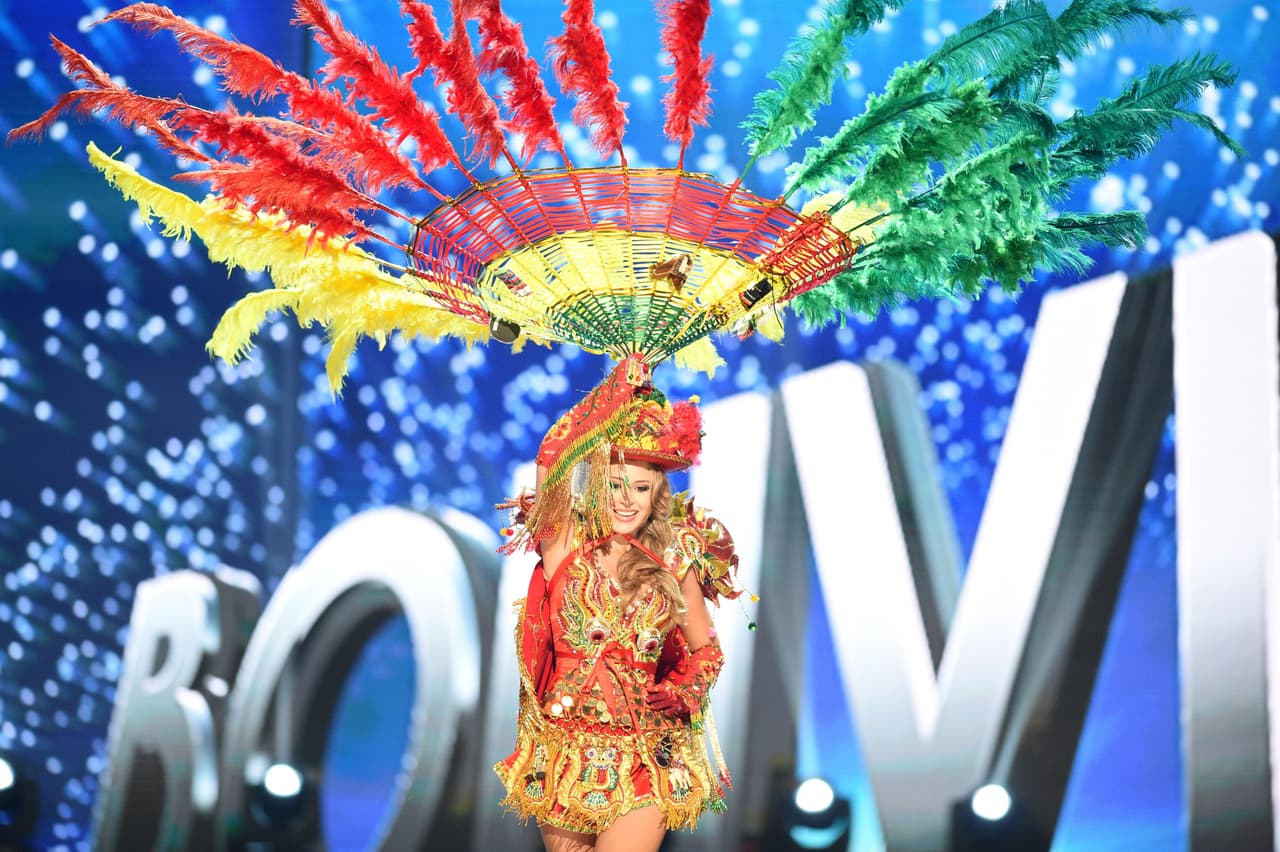 <b>Miss Bolivia</b>
<br>Cada color y cada elemento de este traje fueron ensamblados para representar 18 bailes folclóricos bolivianos.