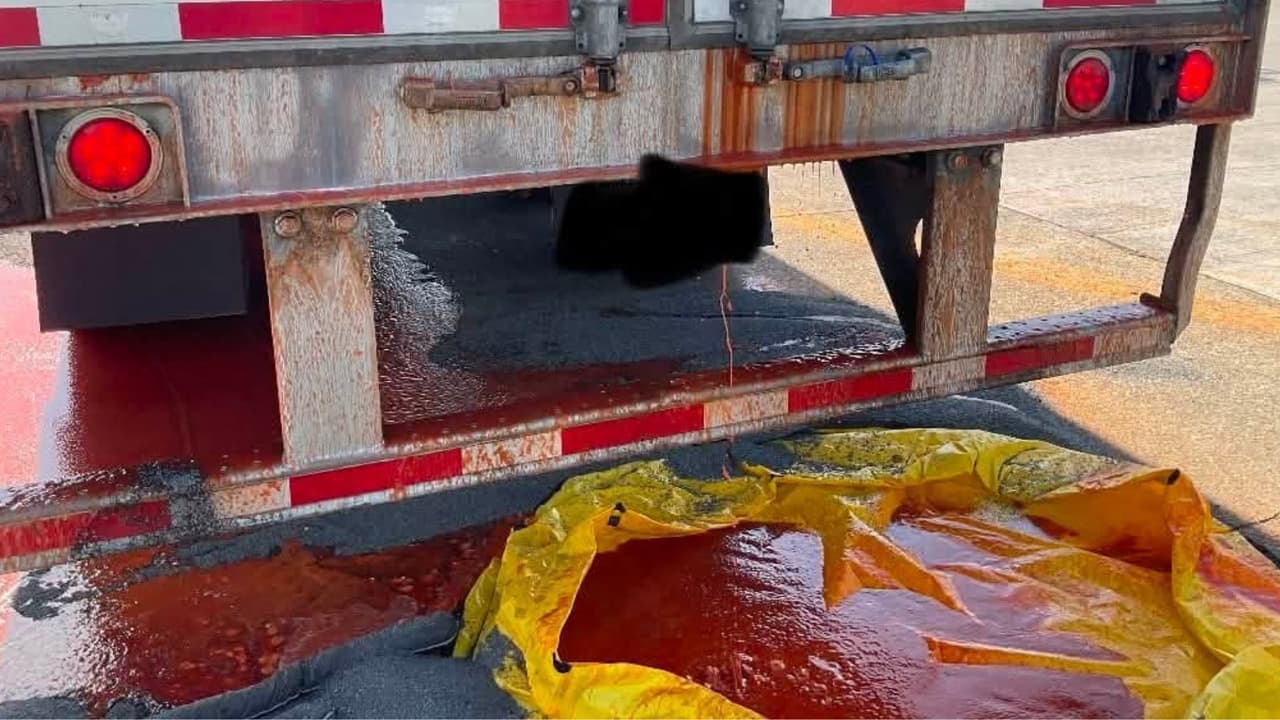 ¡Un mar de salsa! Transportista derrama 40,000 libras en autopista de Ohio