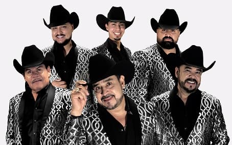 El festejo de Los Rieleros del Norte incluye duetos con Banda Machos y un grupo de 'rockteño'