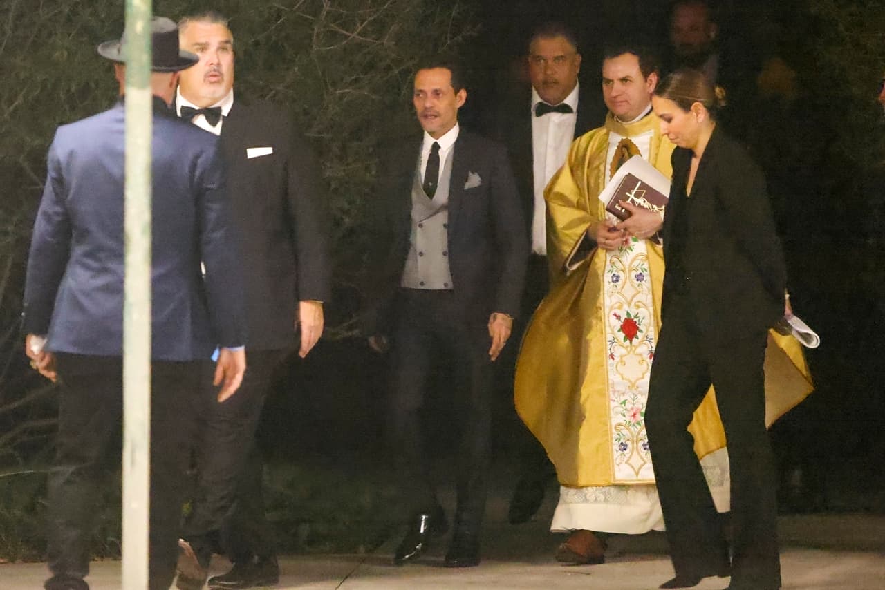 Photo © 2023 Backgrid/The Grosby Group EXCLUSIVE Miami, FL - 29 JANUARY 2023 Marc Anthony married for a fourth time on Saturday, exchanging vows with partner Nadia Ferreira in a star-studded ceremony with guests including Marc's longtime pal David Beckham. The 54-year-old musician and 23-year-old former Miss Universe contestant tied the knot after an eight-month engagement, with the couple hosting a swanky ceremony at the Perez Art Museum in Miami.**** Marc Anthony se casó por cuarta vez el sábado e intercambió votos matrimoniales con su pareja, Nadia Ferreira, en una ceremonia repleta de estrellas e invitados, incluido el viejo amigo de Marc, David Beckham. El músico de 54 años y la ex concursante de Miss Universo de 23 años se casaron después de un compromiso de ocho meses, y la pareja organizó una elegante ceremonia en el Museo de Arte Pérez en Miami.