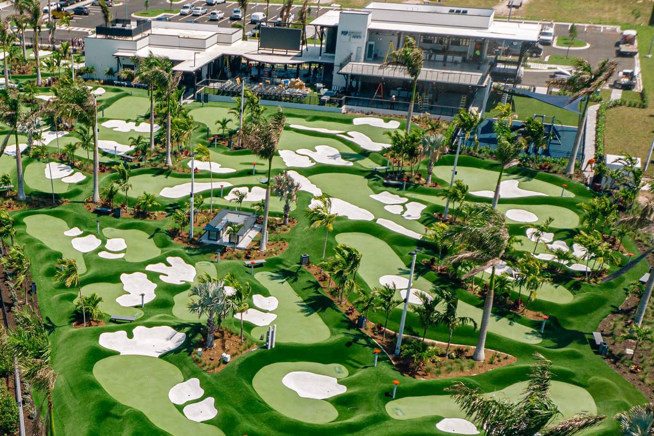 Cuenta con dos campos de putting de 18 hoyos, restaurante, bar, bar en la azotea, parque infantil, juegos y heladería. 
<br>