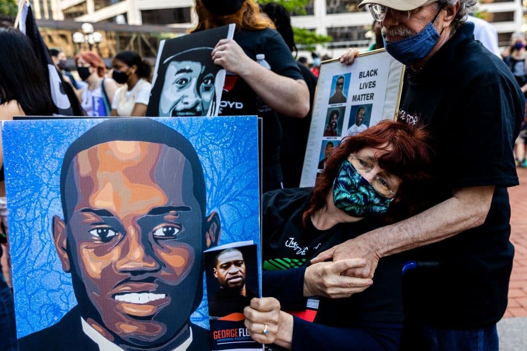 Los manifestantes recordaron a
<b>otros afroestadounidenses asesinados</b>, como
<a href="https://www.univision.com/noticias/racismo/los-tres-detenidos-por-la-muerte-de-ahmaud-arbery-son-acusados-de-asesinato">Ahmaud Márquez Arbery, </a>muerto a tiros mientras hacía ejercicio en la localidad de Brunswick, en Georgia, el 23 de febrero de 2020.