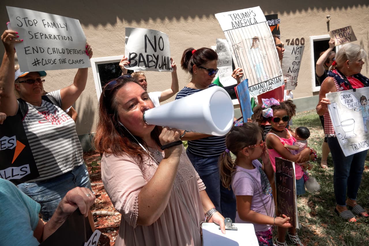 <b>“No a las cárceles para niños”, </b>dice otro de los carteles vistos en la protesta de Miami. "Esto es tortura, anti-americano, inhumano y no es lo que somos (...), el asilo es un proceso legal, sigan el proceso", aseguró por su parte la pediatra Irene Martínez, una de las organizadoras de la protesta.
<br>