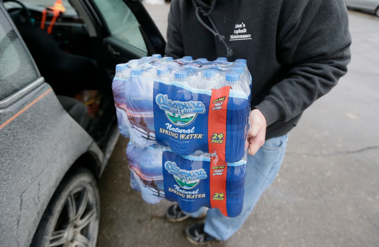 Organización benéfica ofrece agua y comida a residentes de la Bahía de Tampa tras el paso de Idalia 