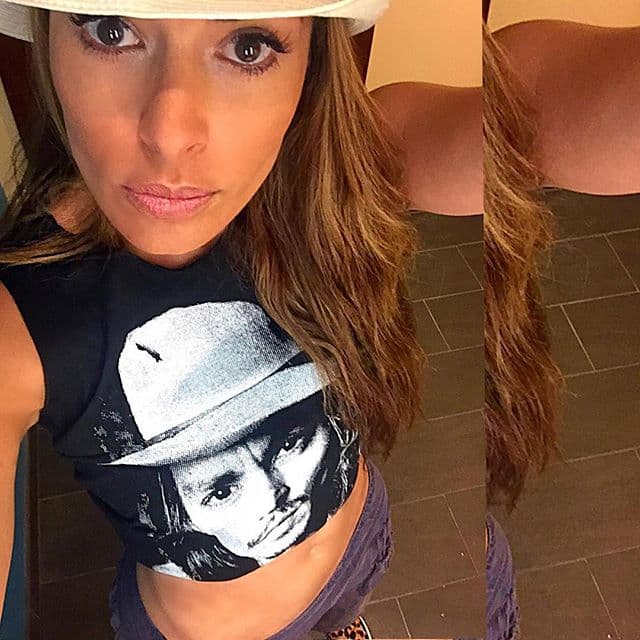 "Les aviso bien los detalles, pero va a haber karaoke y estará divertido", le explicó a Miguel Bosé, Verónica Castro, Karol Sevilla y Albertano.