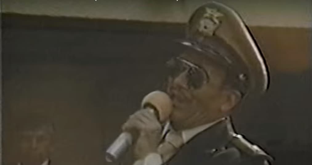 Antonio Pedro comenzó una carrera como cantante en 1983, vivía en Guadalajara y tenía una placa de metal y una cicatriz en la cabeza como la que le pusieron Pedro Infante luego de otro accidente de avión que sufrió.