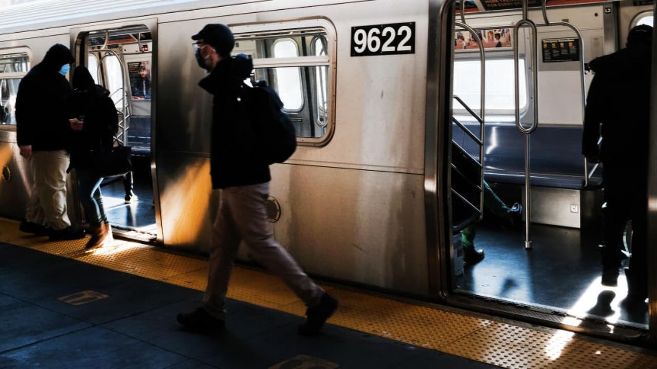  Un segundo ataque con martillo en el subway tiene a los pasajeros alarmados