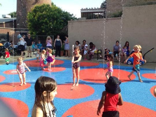 <b>Si estás cerca: Queen Village| </b>Echa un vistazo a: Shot Tower, en las calles Carpenter y Front o Weccacoe Playground en las calles Catherine y Fourth.
<br>
<b>El agua</b>: el pequeño terreno de rociado hermosamente cuidado de Shot Tower tiene muchas fuentes en el suelo y un suelo de goma de colores brillantes. El equipo del patio de recreo en Weccacoe se renovó recientemente y el área de rociado recibió un nuevo poste y bancos que están a la sombra.
<br>
<b>Horario:</b> El horario de Shot Tower es de 10 a.m. a 12 p.m. y 3 p.m. a las 7 p.m., los siete días de la semana.