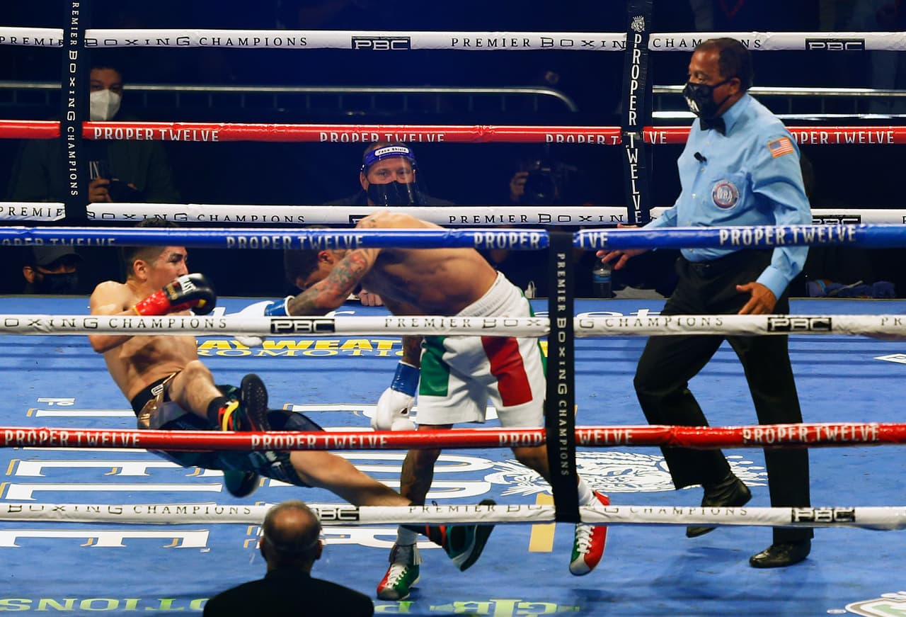 Las impactantes imágenes del uppercot que mandó a la lona al mexicano. | El nocaut del año le otorgó a Gervonta Davis el cinturón superpluma de la AMB, además de conservar su título del mismo organismo, pero en la categoría ligero.