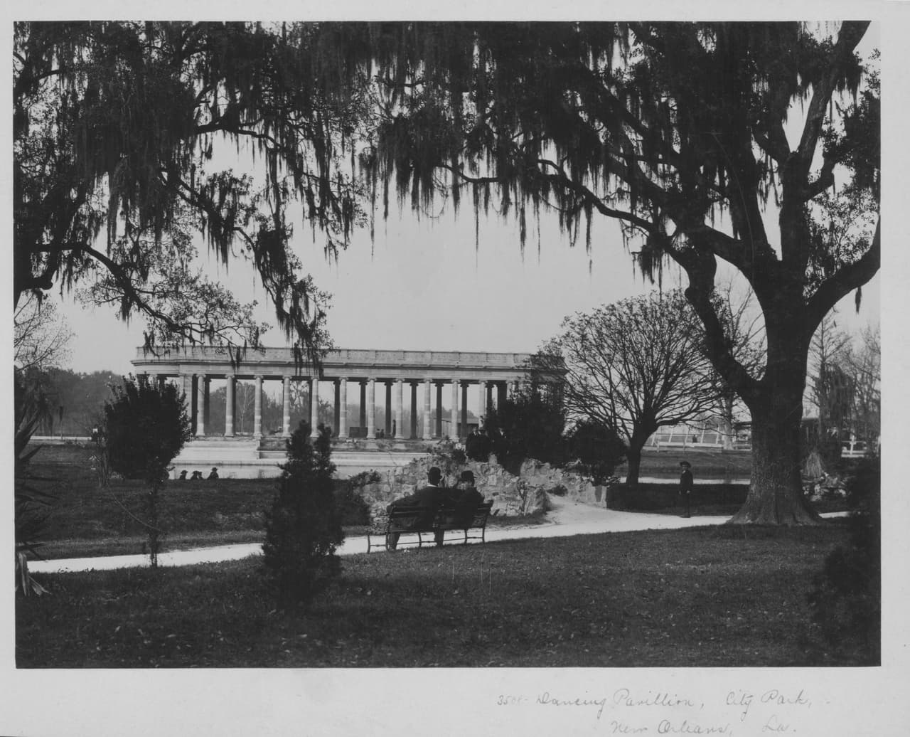 <b>El parque de la ciudad de Nueva Orleans</b>.
<br>
<br>Con fondos de la Administración de Obras Públicas se mejoró la infraestructura del parque principal de la ciudad más poblada de Louisiana. La construcción de caminos, aceras y puentes en el parque dio trabajo a decenas de miles de personas durante la ‘gran depresión’ y benefició a los residentes con un nuevo espacio público.
<br>