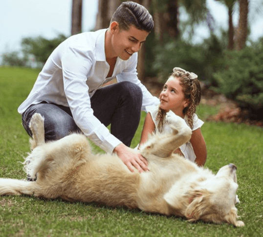 El futbolista James Rodriguez también tiene de mascota un perro.