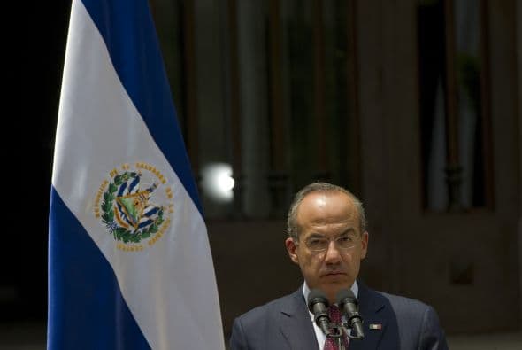 Calderón prometió "no descansar" hasta dar con los autores de la masacre que se le atribuye al cártel de Los Zetas.