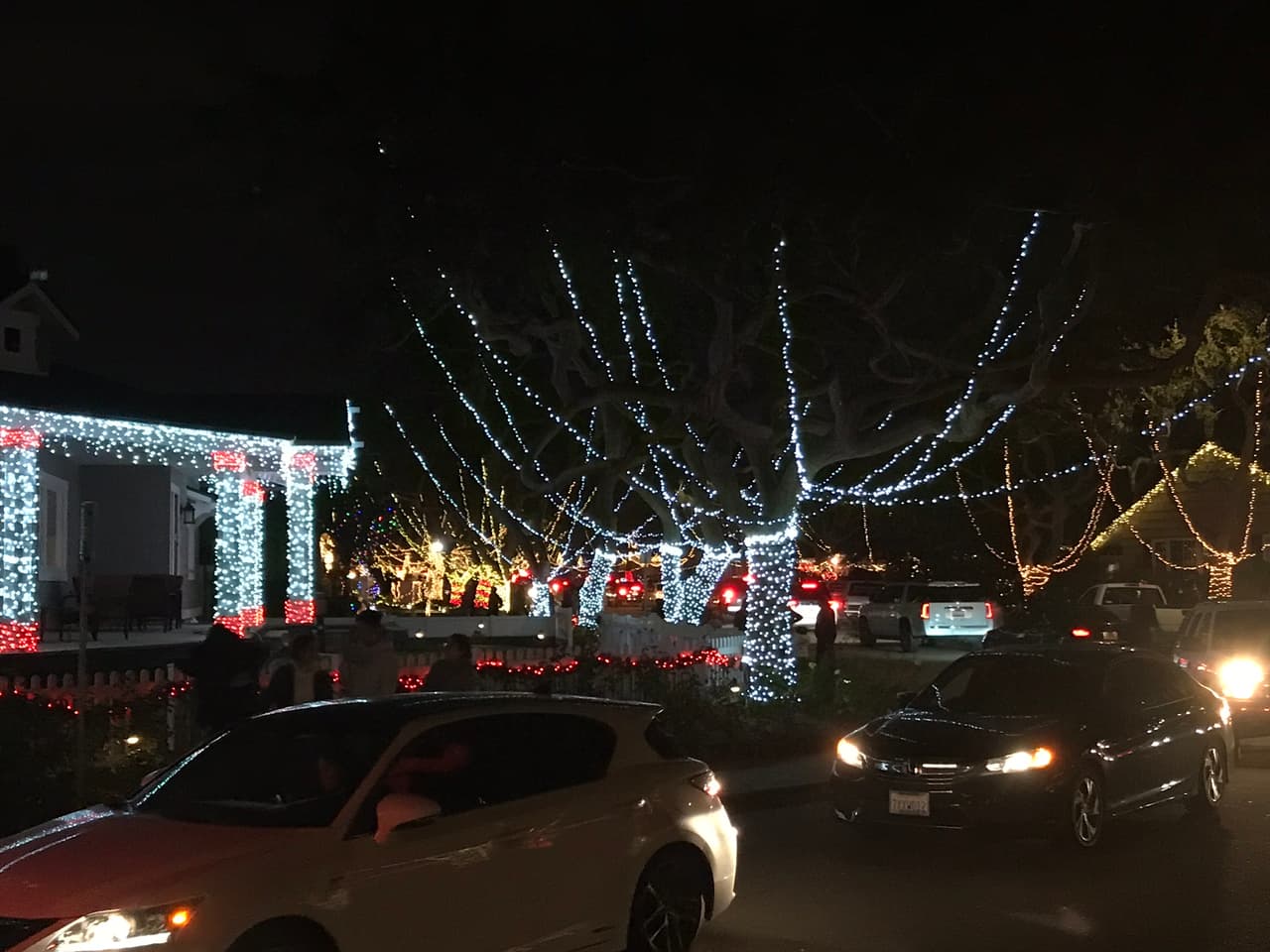 Normalmente inicia desde el segundo fin de semana de diciembre hasta el 23 de diciembre, en horario de 6: 30-9 p.m.
<br>
<br>Son varias las calles decoradas, nuestras favoritas Robert Rd. en el Pacific Coast Hwy al norte de Calle Mayor en la ciudad de Torrance.
<br>