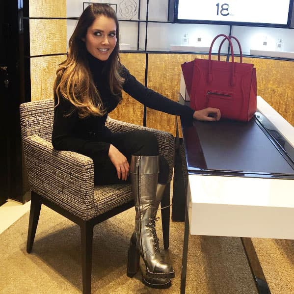 Los bolsos son otro de sus accesorios favoritos, tiene una gran colección de todas las marcas.