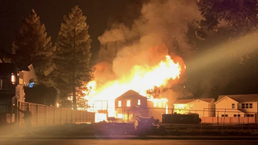 Un voraz incendio en Hayward deja cuatro viviendas calcinadas y otras ocho con daños