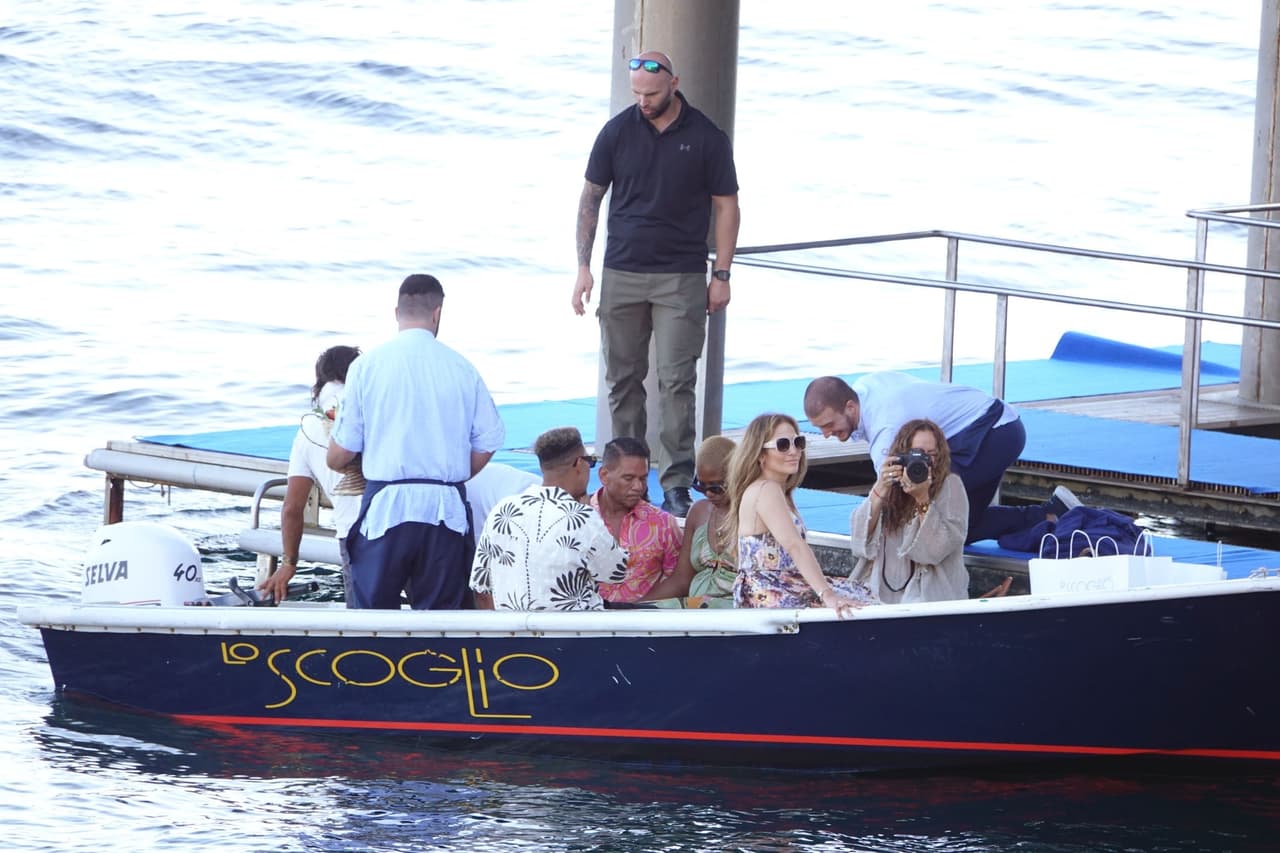 En las fotografías se aprecia que Jennifer usaba lentes oscuros y traía el cabello suelto.
<br>