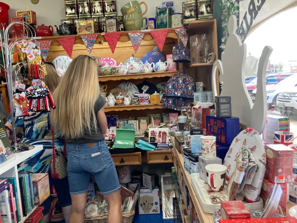 En la tradicional tienda British Emporium, donde se venden artículos y algunas golosinas de origen británico, recordaron a la monarca.