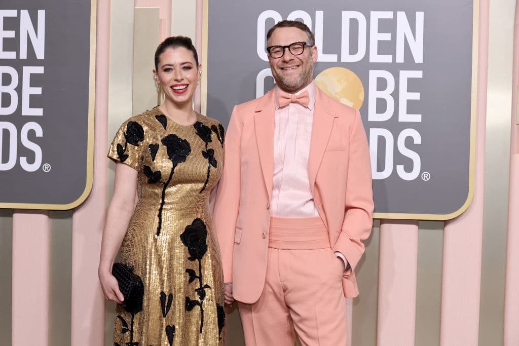 <b>El actor Seth Rogen y su esposa Lauren Miller</b> eligieron coloridos atuendos y no se soltaron la mano en ningún momento.
