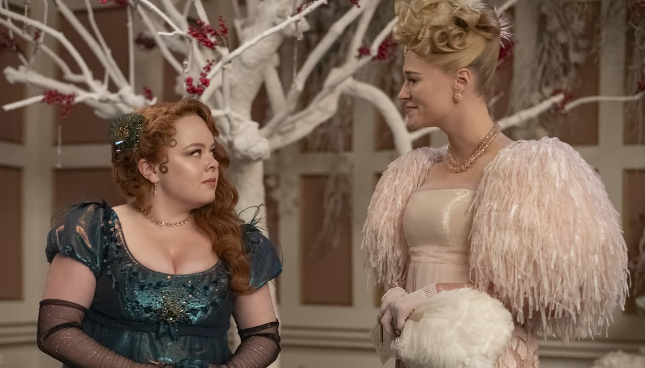 Penelope (Nicola Coughlan) y Cressida (Jessica Madsen) en "Bridgerton 3"
