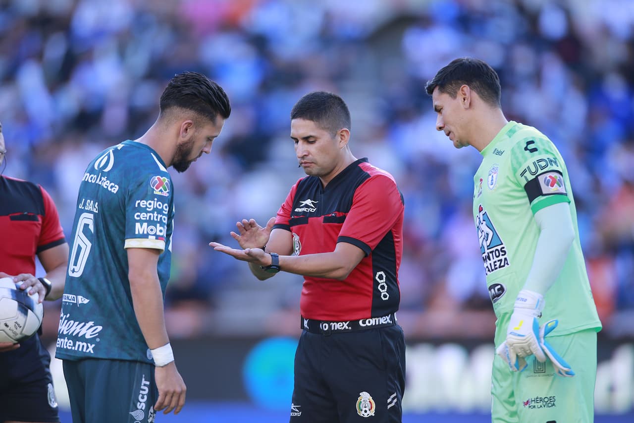 Los Tuzos jugaron mejor los dos tiempos en la cancha del Hidalgo y en 10 minutos abrieron el marcador con una jugada a balón parado que el ‘Pocho’ Guzmán se encargó de meter con la frente.