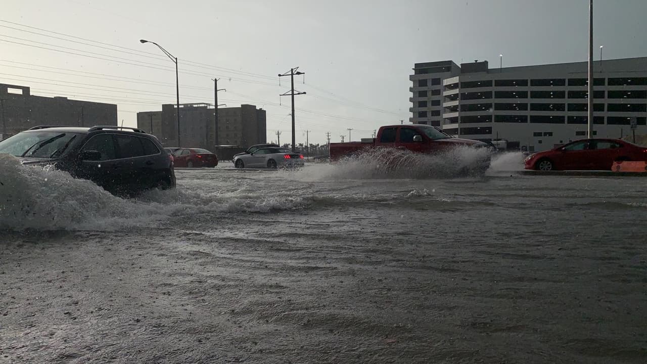 Las autoridades recomiendan no atravesar caminando o conducir a través de aguas inundadas, “porque siempre puede ser más profundo de lo que parece”.