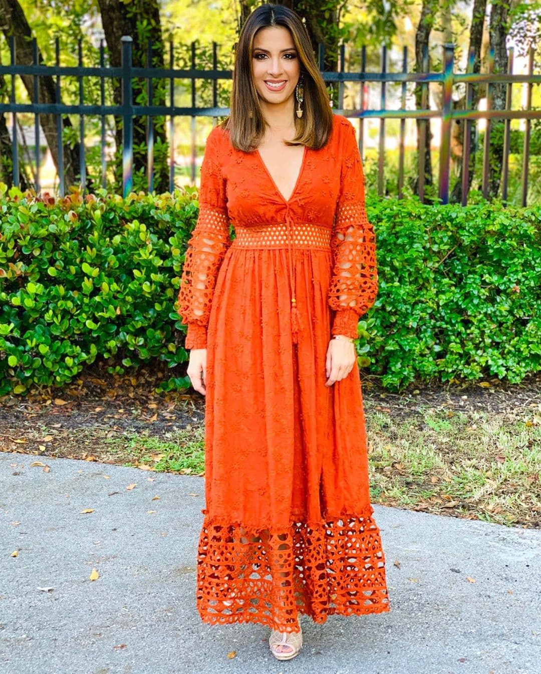 El estilo bohemio es uno de los favoritos de Maity Interiano. En esta ocasión luce un maxi vestido bordado que encaja perfecto con esta tendencia.