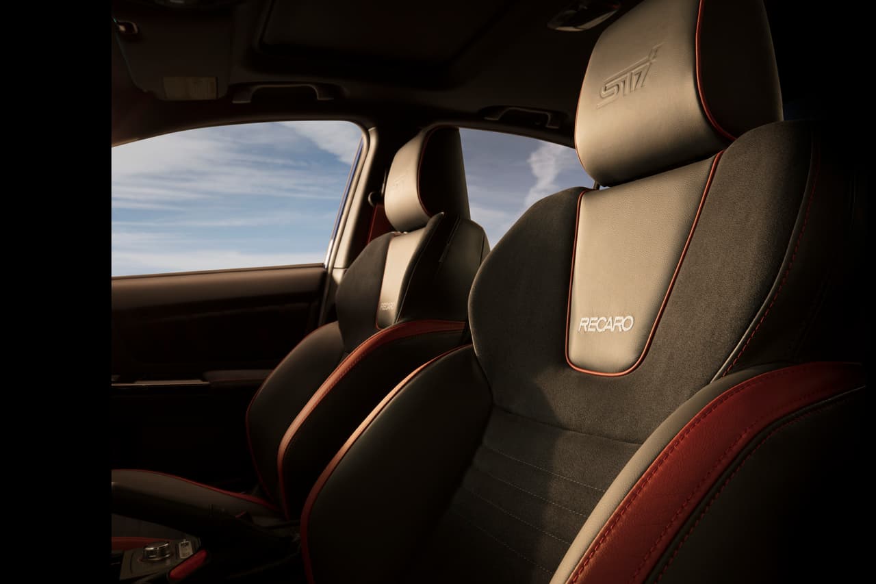 El interior del WRX STi muestra además butacas Recaro en todas las versiones, como elemento estándar. Algunas versiones permiten agregar la función de ajuste lumbar.
