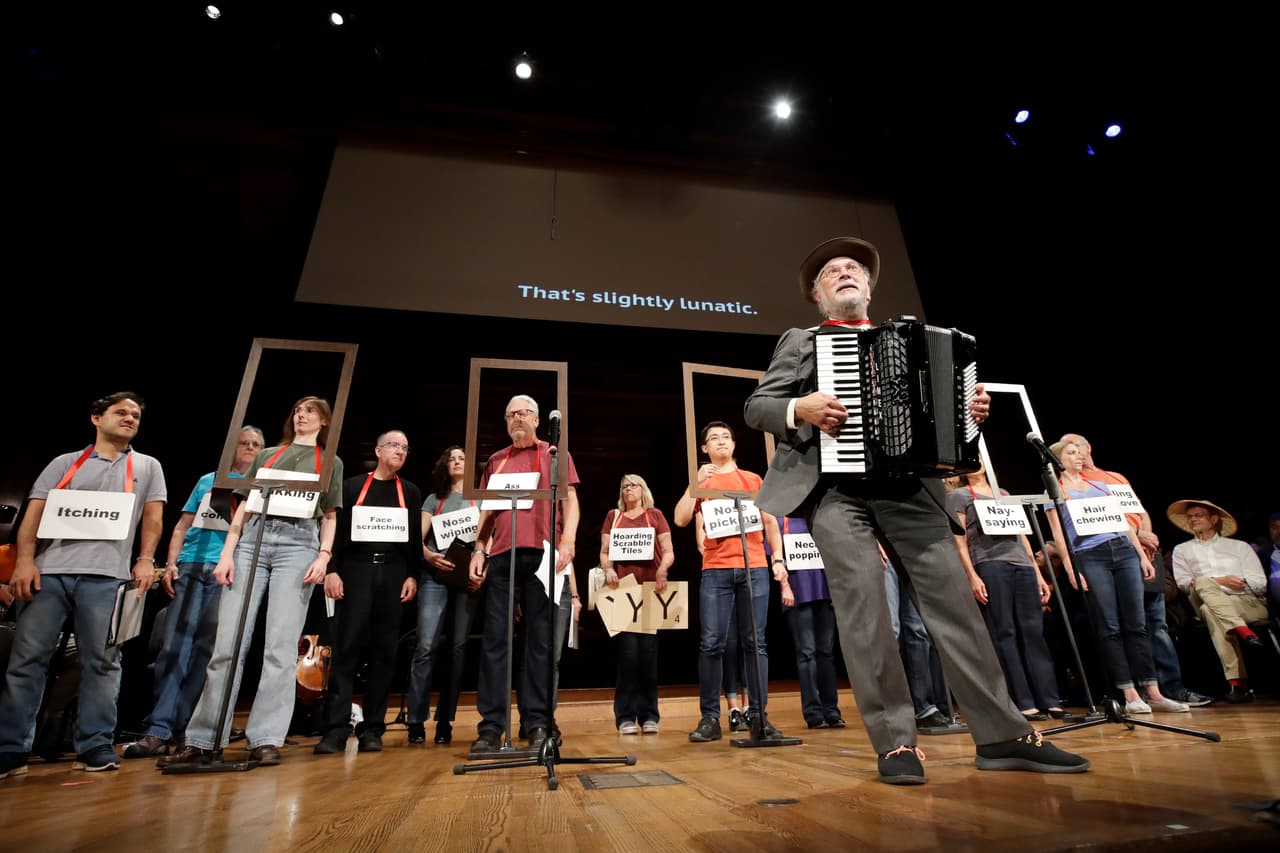 Entre los estudios más curiosos y extravagantes de lo que algunos llaman en español
<b> 'el Nobel absurdo' o el 'Anti-Nobel'</b> fueron los premios de
<b>Anatomía e Ingeniería</b>. El primero lo recibieron
<b>Roger Mieusset y Bourras Bengoudifa</b>, por medir la "asimetría de la temperatura escrotal (la bolsa de los testículos)" en carteros desnudos y vestidos en Francia. Mientras, el Ig Nobel de Ingeniería recayó en la labor del iraní
<b>Iman Farahbakhsh</b> por inventar una máquina de cambiar pañales.