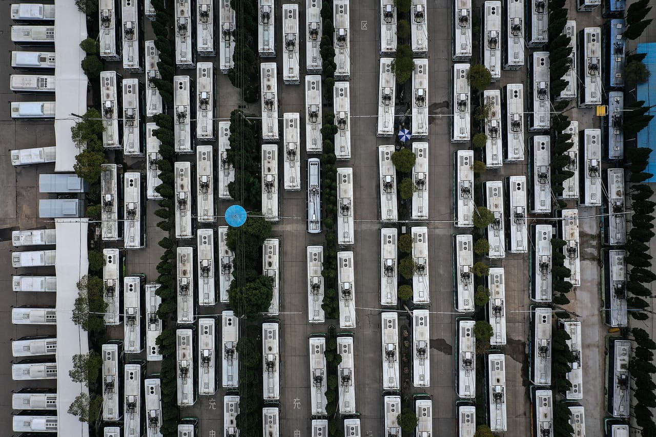 Vuelos, trenes, metro y también transporte público está suspendido desde hace más de tres semanas. Tampoco funcionan los barcos y ferrys. En la foto, autobuses estacionados en Wuhan.