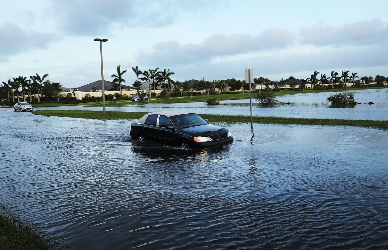 Según el estudio del condado de Miami-Dade, titulado: Sea Level Rise, el riesgo de inundación de Florida no solo proviene de las tormentas y las mareas altas, sino también del agua que se filtra a través de la piedra caliza porosa que subyace en gran parte del estado. 
<br>
<br>Luego de los estragos que dejó el huracán Irma en Florida, los residentes de Miami votaron a favor de un nuevo impuesto para financiar proyectos de resistencia a las inundaciones costeras en toda la ciudad, sistemas que permitan la recolección del drenaje y elevar las carreteras.