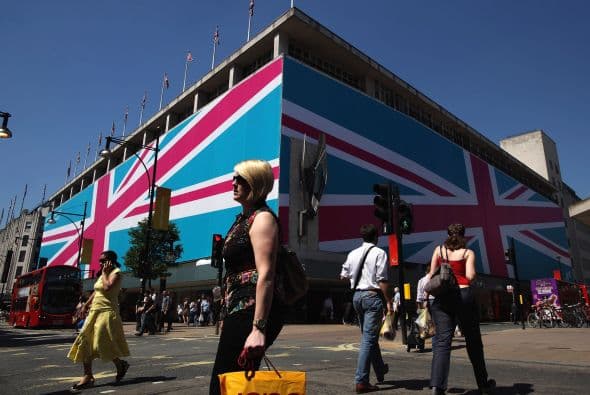 210 MILLONES DE LIBRAS- Será lo que aproximadamente los establecimientos comerciales ganarán durante este 2012 (cerca de $327 millones). Cifras de Visa revelan que luego de los Juegos Olímpicos, de 2013 a 2015, podrían ganar hasta 555 millones de libras (más de $865 millones).