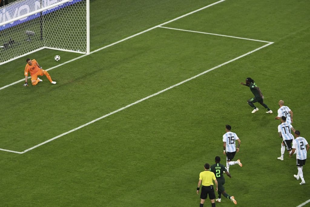 Sin embargo, al minuto 6, el juesz Cuneyt Cakir marcó un penalti a favor de Nigeria y Victor Moses puso allí el 1-1 para Nigeria.