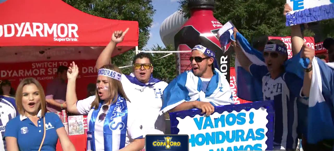 Nos acercamos al Red Bull Arena, en cuyos terrenos catrachos y ticos armaron la fiesta temprano.