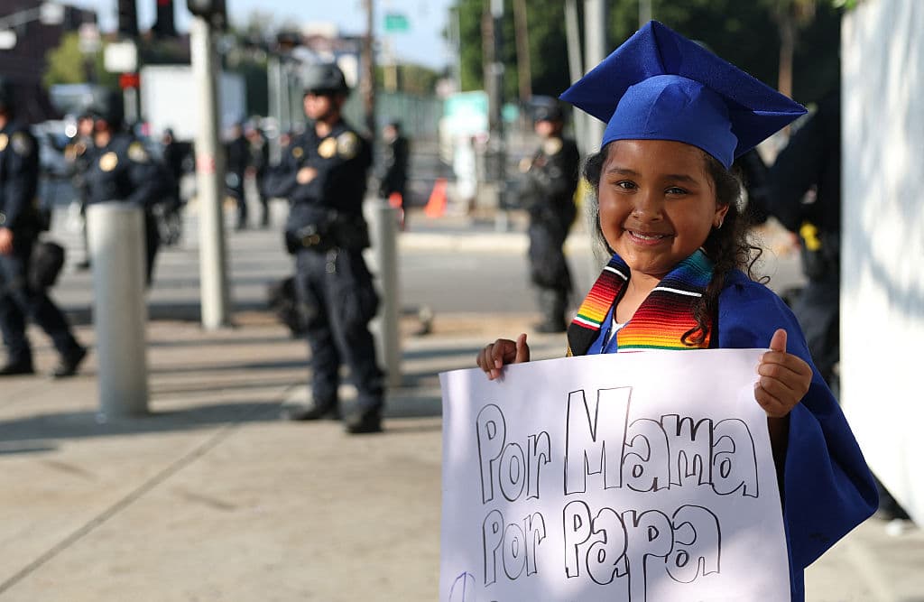 Esta pequeña estudiante de 8 años, en cambio, se armó con su enorme sonrisa al acercarse al edificio federal Edward R. Roybal, donde ubican las oficinas de ICE en el centro de Los Ángeles. En una pancarta expresó sus deseos para 
<b>su mamá y su papá</b>, quienes confrontan problemas con su situación migratoria.