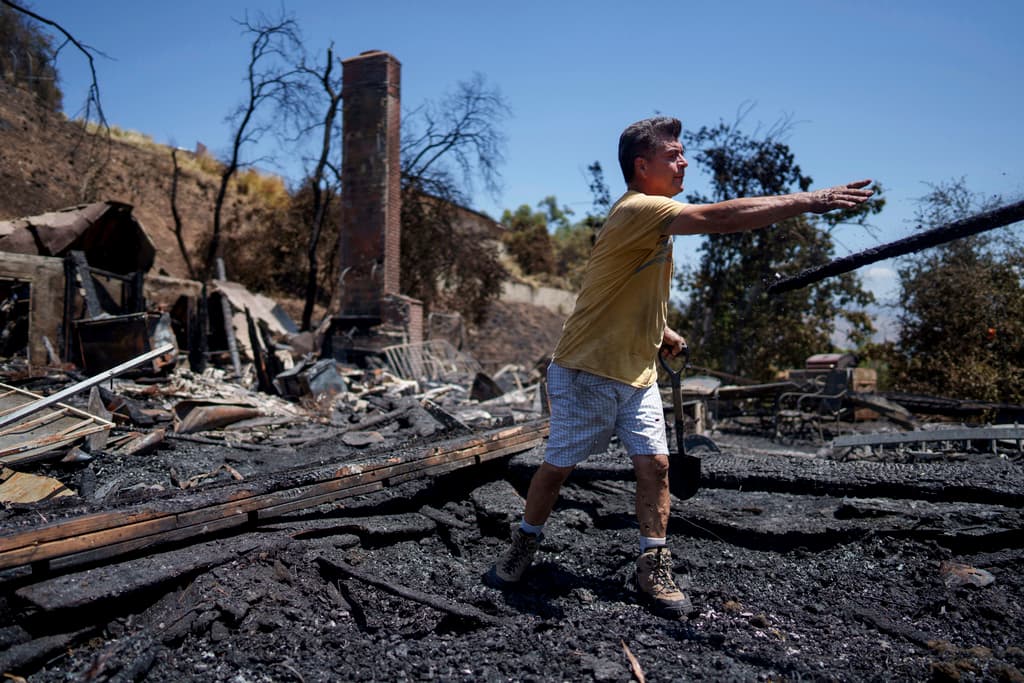 El preocupado padre Sal Díaz puso manos a la obra de inmediato, con optimismo frente a la adversidad.