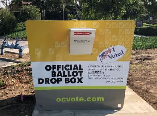 El Partido Republicano utilizó el mismo modelo y colores de la oficina del Registro de Votantes del Condado de Orange, California, donde la gente es invitada a depositar sus boletas electorales para la elecciñon presidencial del 3 de noviembre.