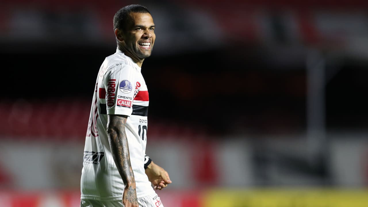 Dani Alves: "La gestión del Barcelona se ha ido prostituyendo"